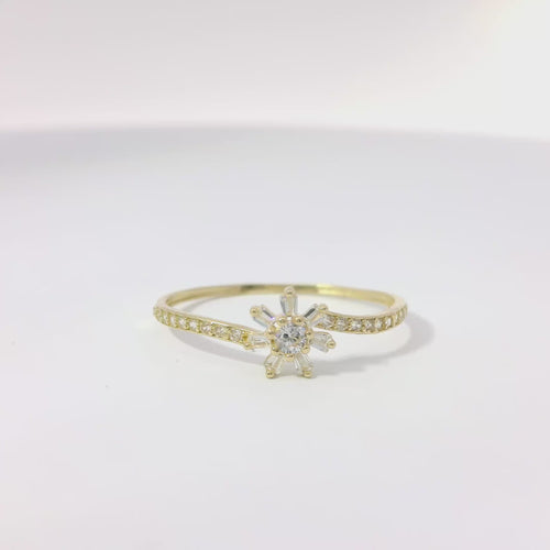 14KT Gold Ring Women's Light Weight White CZ Stone Snowflake Center with White CZ Stone Band